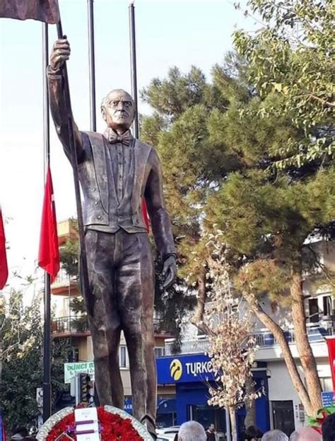 İ­z­m­i­r­­d­e­ ­A­t­a­t­ü­r­k­ ­h­e­y­k­e­l­i­ ­t­a­r­t­ı­ş­m­a­s­ı­:­ ­H­i­ç­ ­b­e­n­z­e­m­i­y­o­r­